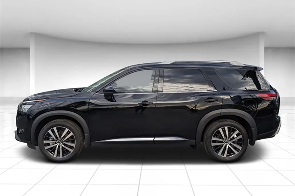 2025 Nissan Pathfinder Platinum photo 1