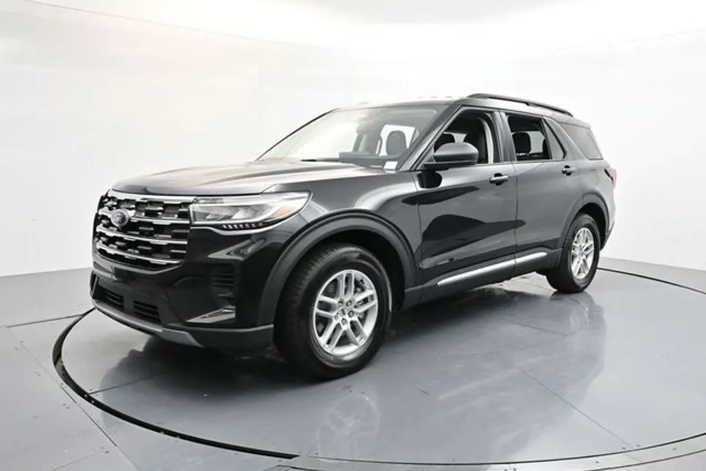 2025 Ford Explorer photo 1