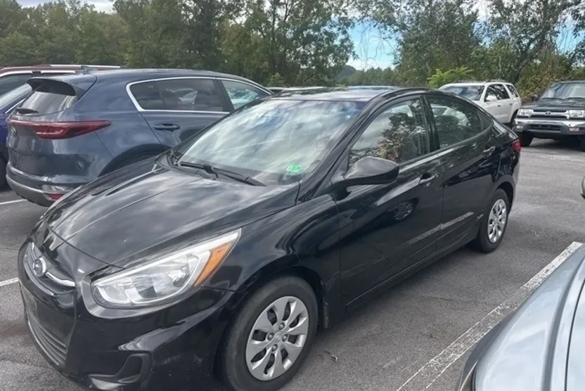 2016 Hyundai Accent SE photo 1