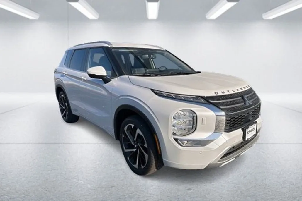 2024 Mitsubishi Outlander photo 1