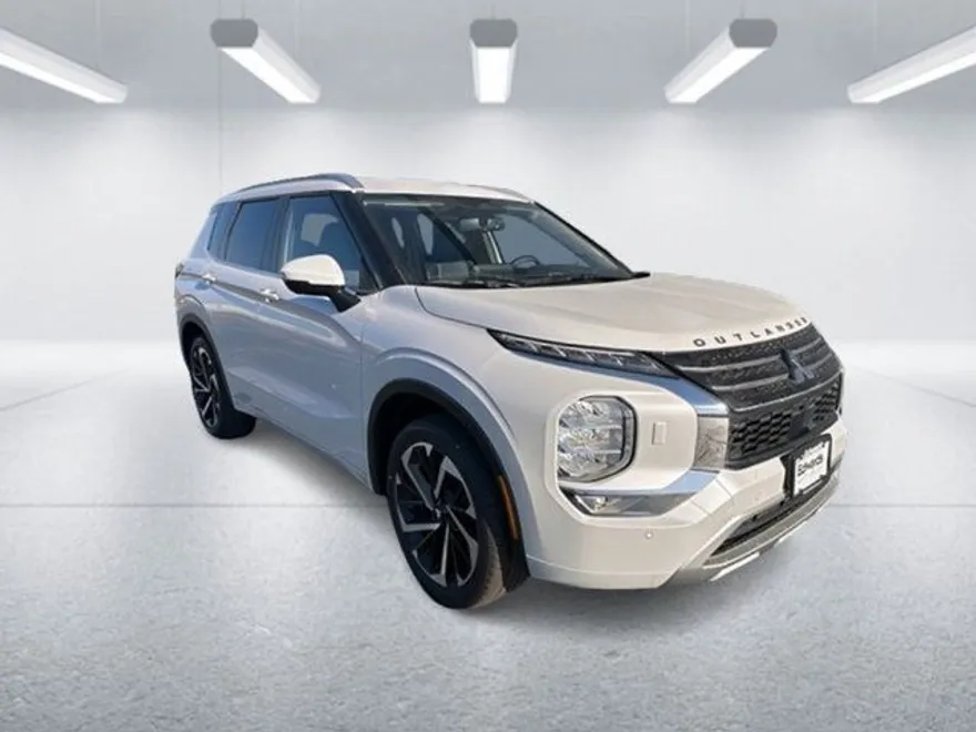 2024 Mitsubishi Outlander photo 1