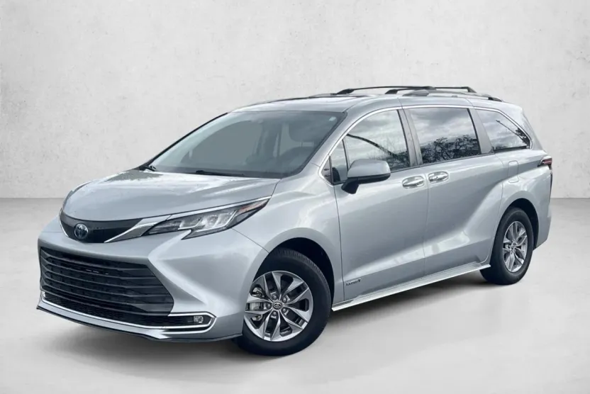 2021 Toyota Sienna XLE photo 1