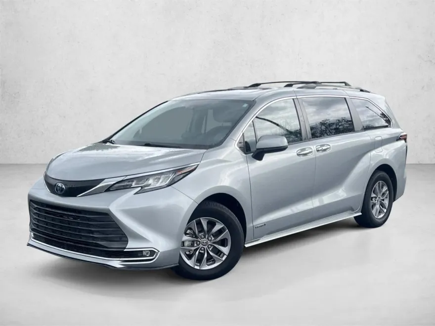 2021 Toyota Sienna XLE photo 1