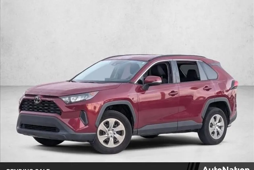 2020 Toyota RAV4 LE photo 1