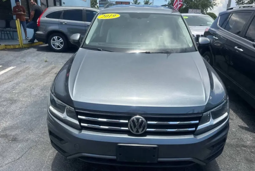 2019 Volkswagen Tiguan SE photo 1