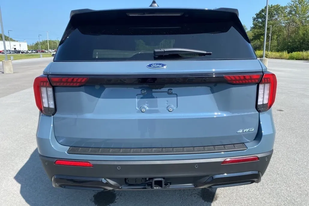 2025 Ford Explorer ST-Line photo 1