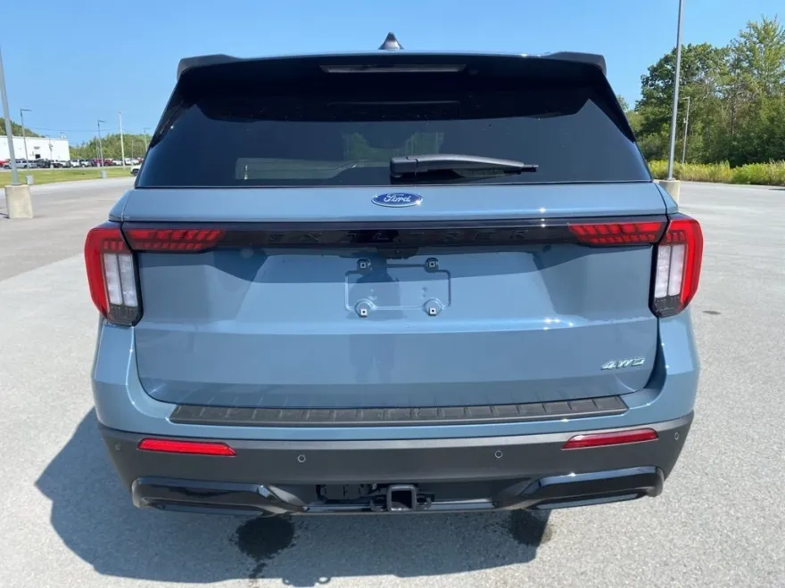 2025 Ford Explorer ST-Line photo 1