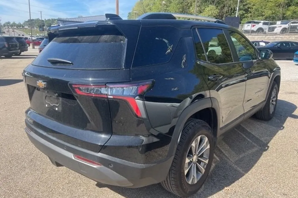 2025 Chevrolet Equinox LT photo 1
