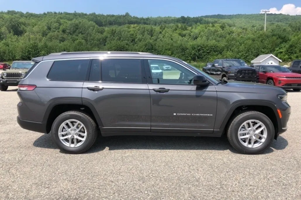 2025 Jeep Grand Cherokee Laredo photo 1