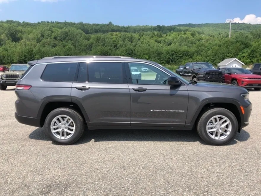 2025 Jeep Grand Cherokee Laredo photo 1