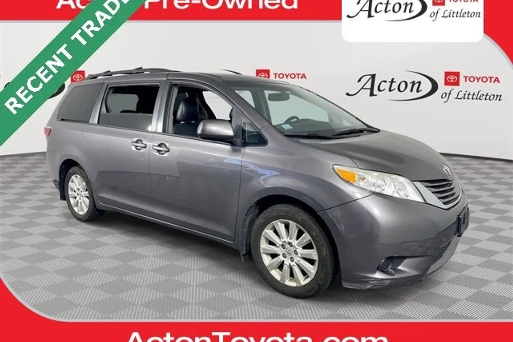 2016 Toyota Sienna LE photo 1