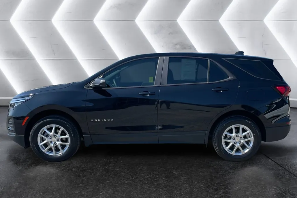 2023 Chevrolet Equinox LS photo 1