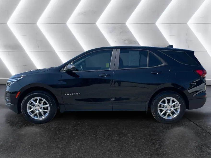 2023 Chevrolet Equinox LS photo 1