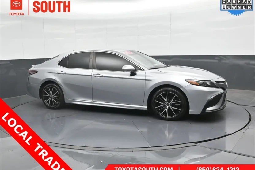 2022 Toyota Camry SE photo 1