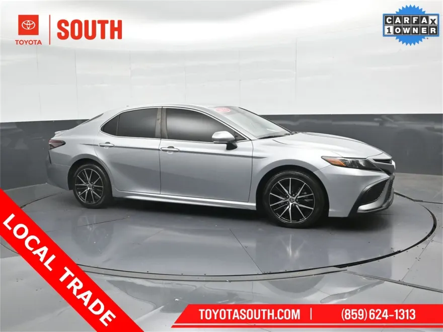 2022 Toyota Camry SE photo 1
