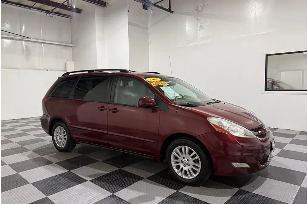 2008 Toyota Sienna XLE photo 1