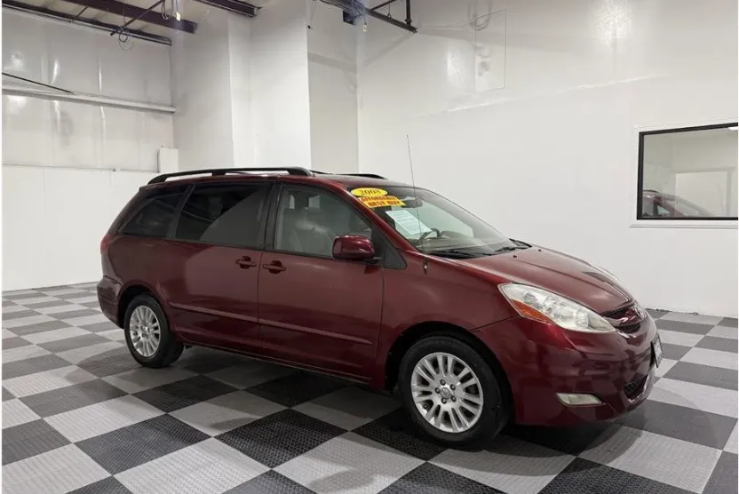 2008 Toyota Sienna XLE photo 1