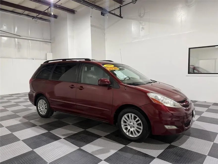 2008 Toyota Sienna XLE photo 1