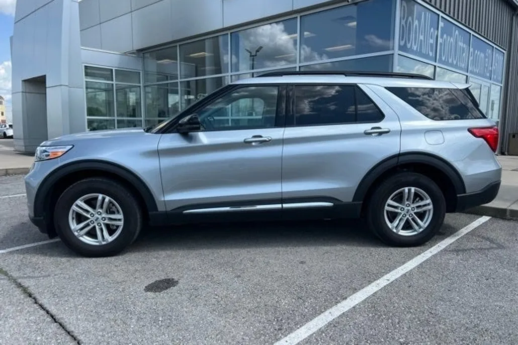 2024 Ford Explorer XLT photo 1