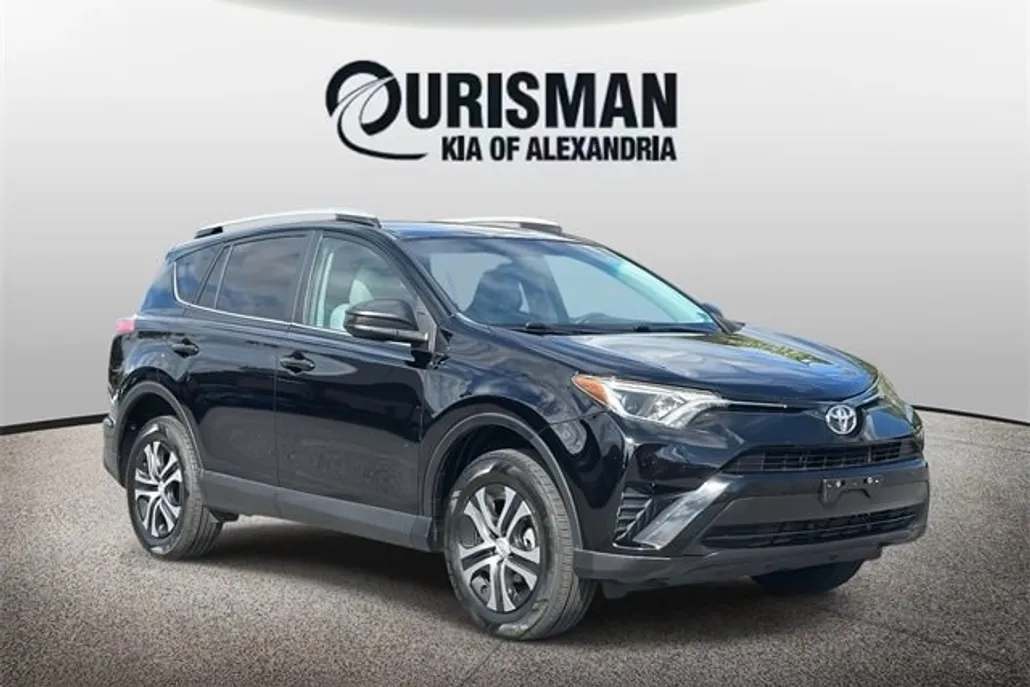 2016 Toyota RAV4 LE photo 1