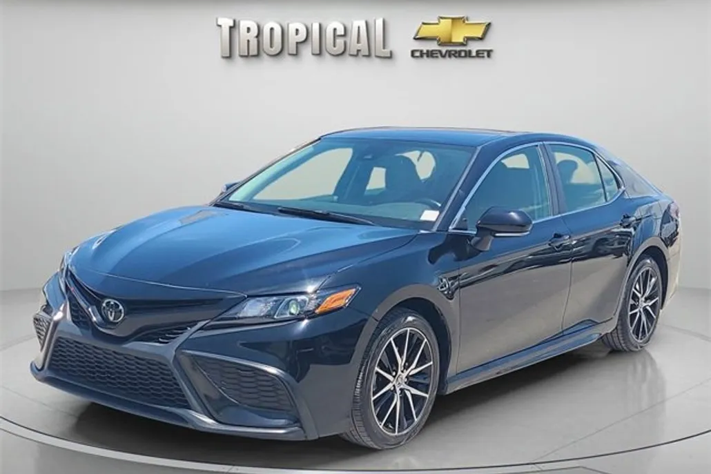 2023 Toyota Camry SE photo 1