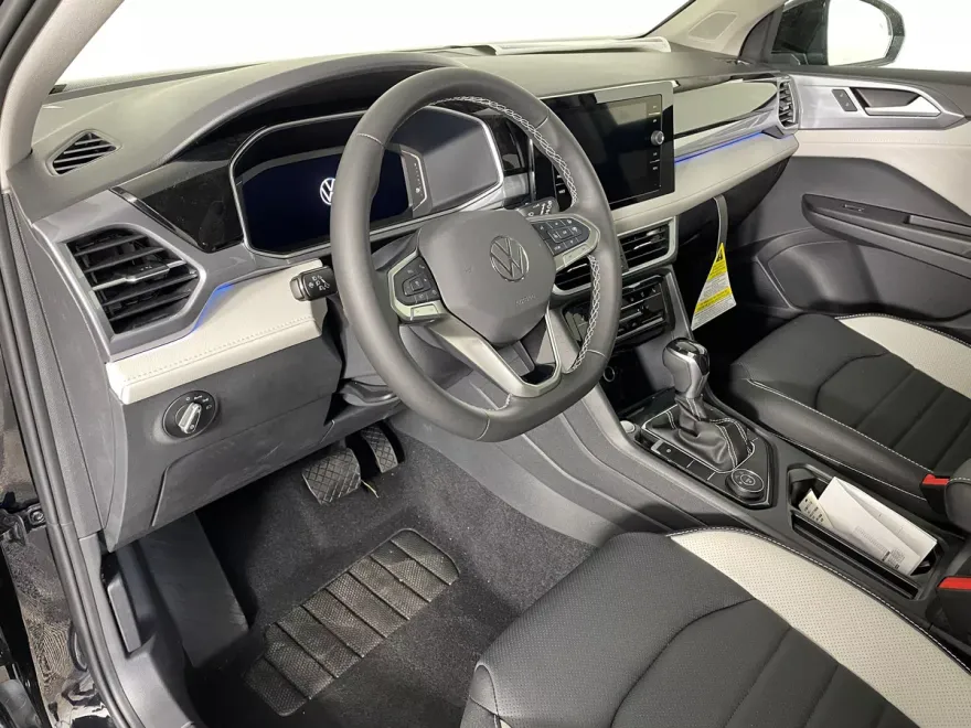 2025 Volkswagen Taos SEL photo 1