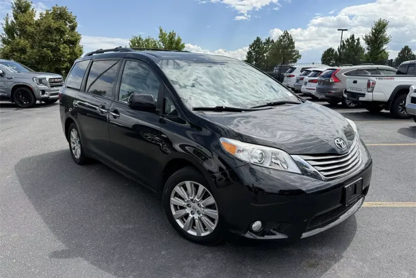 2017 Toyota Sienna XLE photo 1