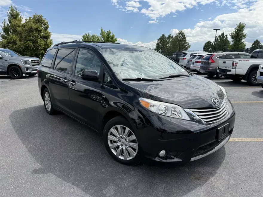 2017 Toyota Sienna XLE photo 1