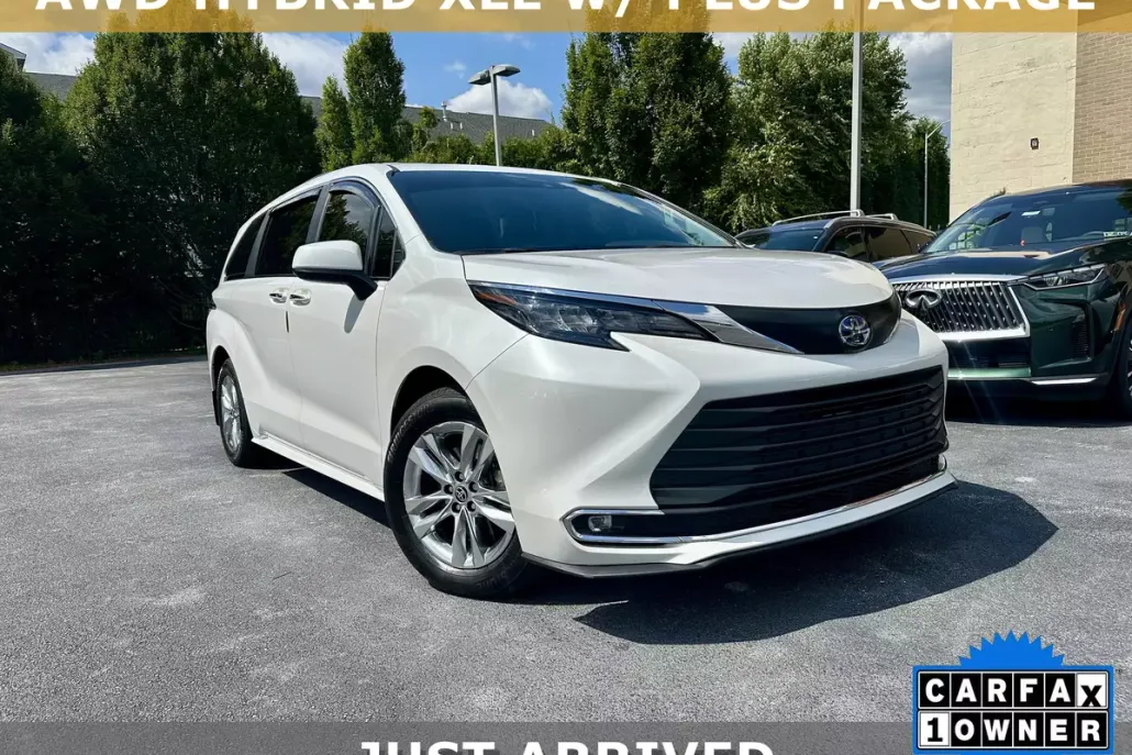 2024 Toyota Sienna XLE photo 1