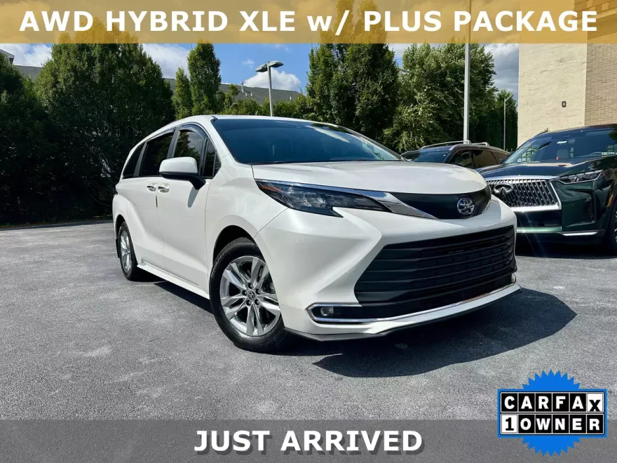 2024 Toyota Sienna XLE photo 1