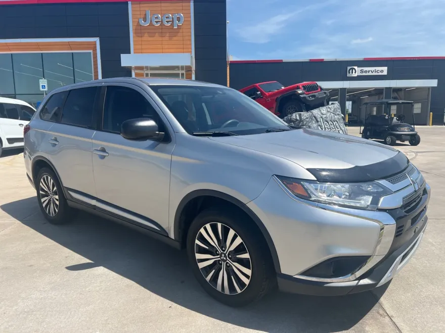 2019 Mitsubishi Outlander ES photo 1