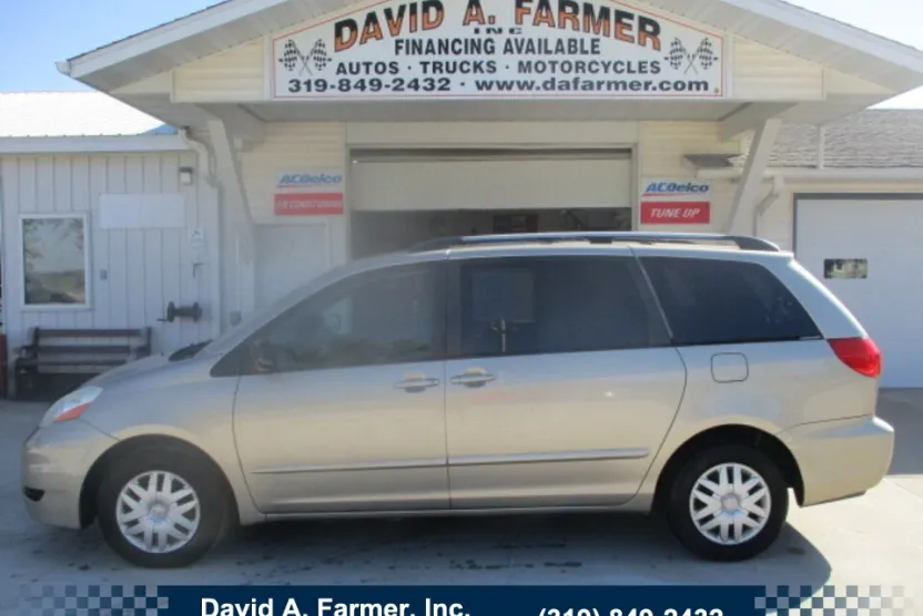 2008 Toyota Sienna LE photo 1