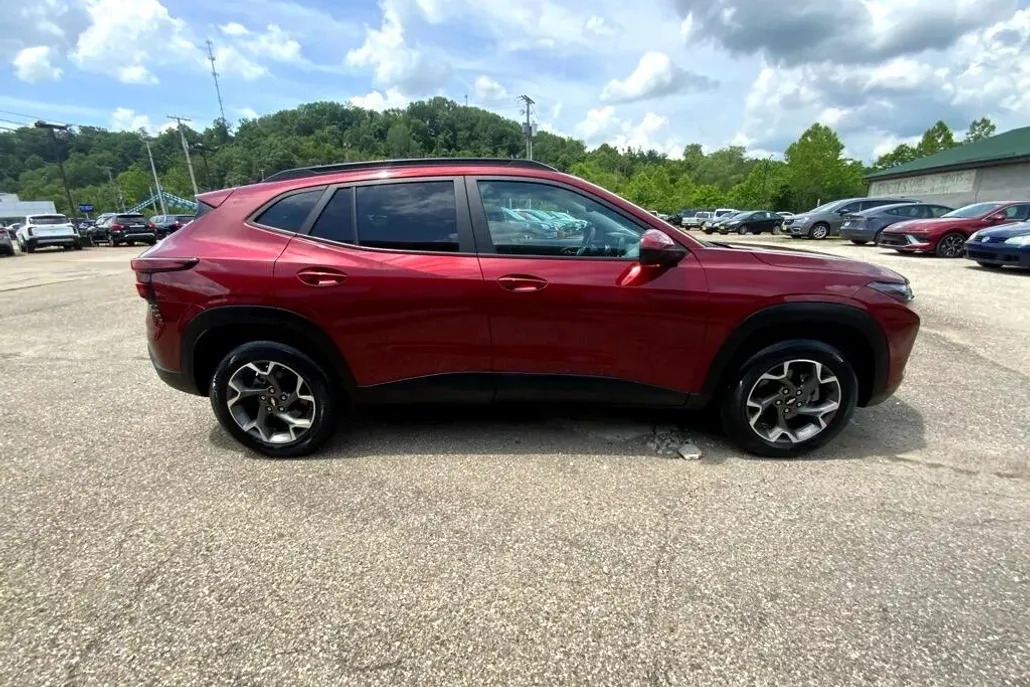 2024 Chevrolet Trax photo 1
