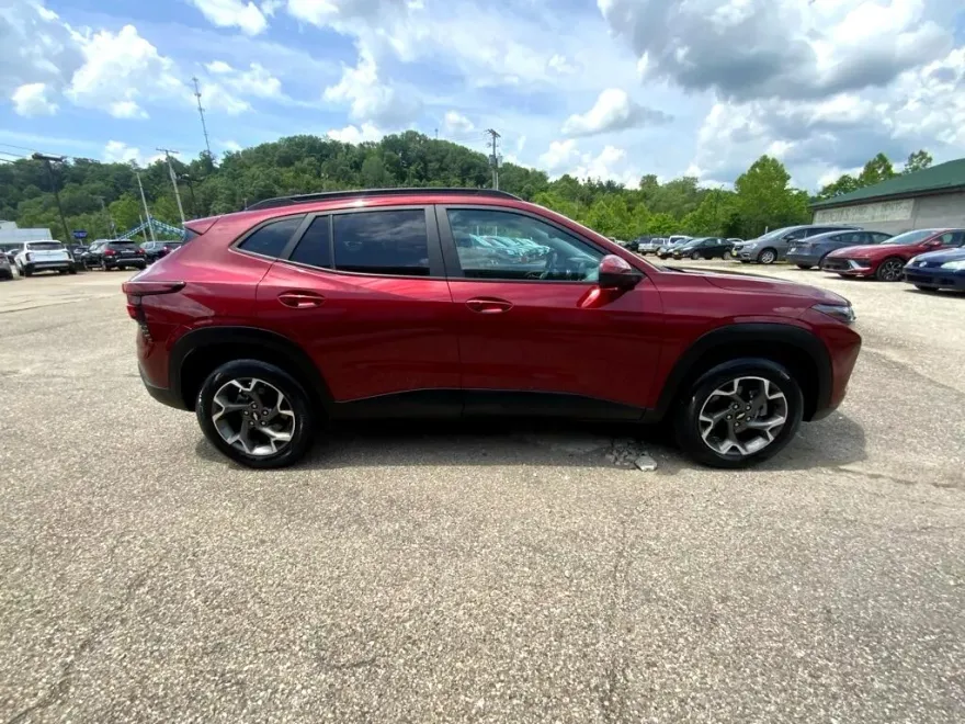 2024 Chevrolet Trax photo 1