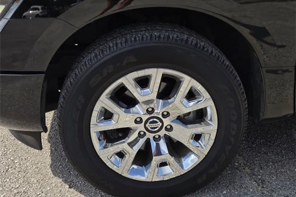 2020 Nissan Titan SL Crew Cab photo 1