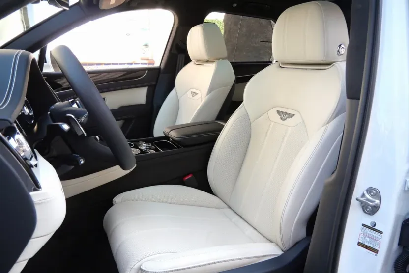 2025 Bentley Bentayga V8 photo 1