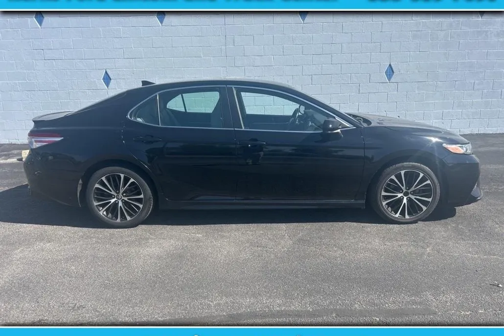 2020 Toyota Camry SE photo 1