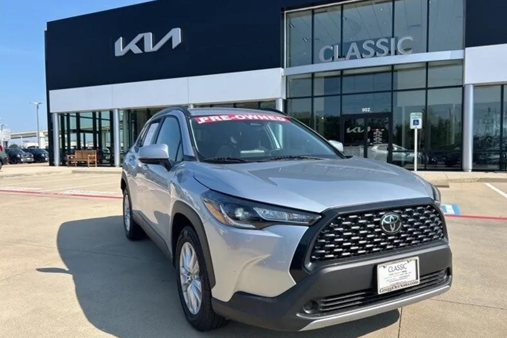 2023 Toyota Corolla Cross LE photo 1
