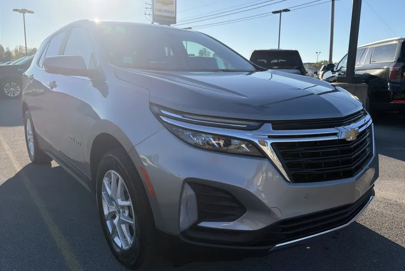 2024 Chevrolet Equinox LT photo 1