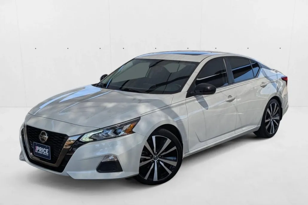 2022 Nissan Altima SR photo 1