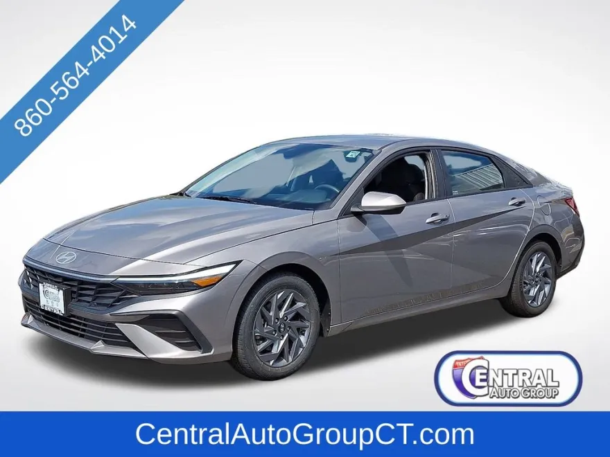 2024 Hyundai Elantra SEL photo 1