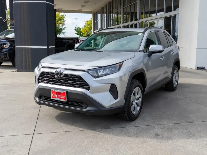2019 Toyota RAV4 LE photo 1
