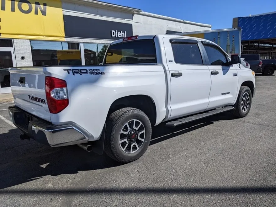 2017 Toyota Tundra SR5 photo 1