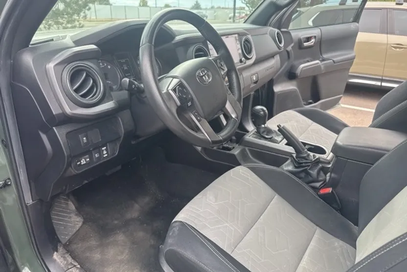 2022 Toyota Tacoma TRD Off-Road photo 1