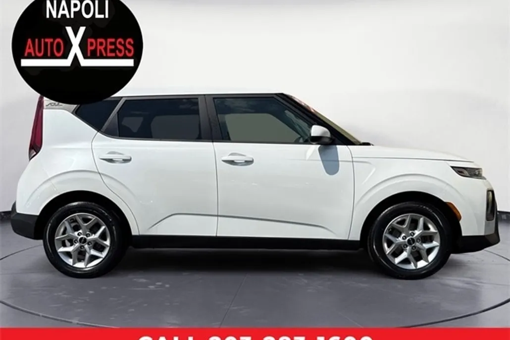 2022 Kia Soul LX photo 1
