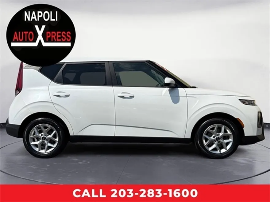 2022 Kia Soul LX photo 1
