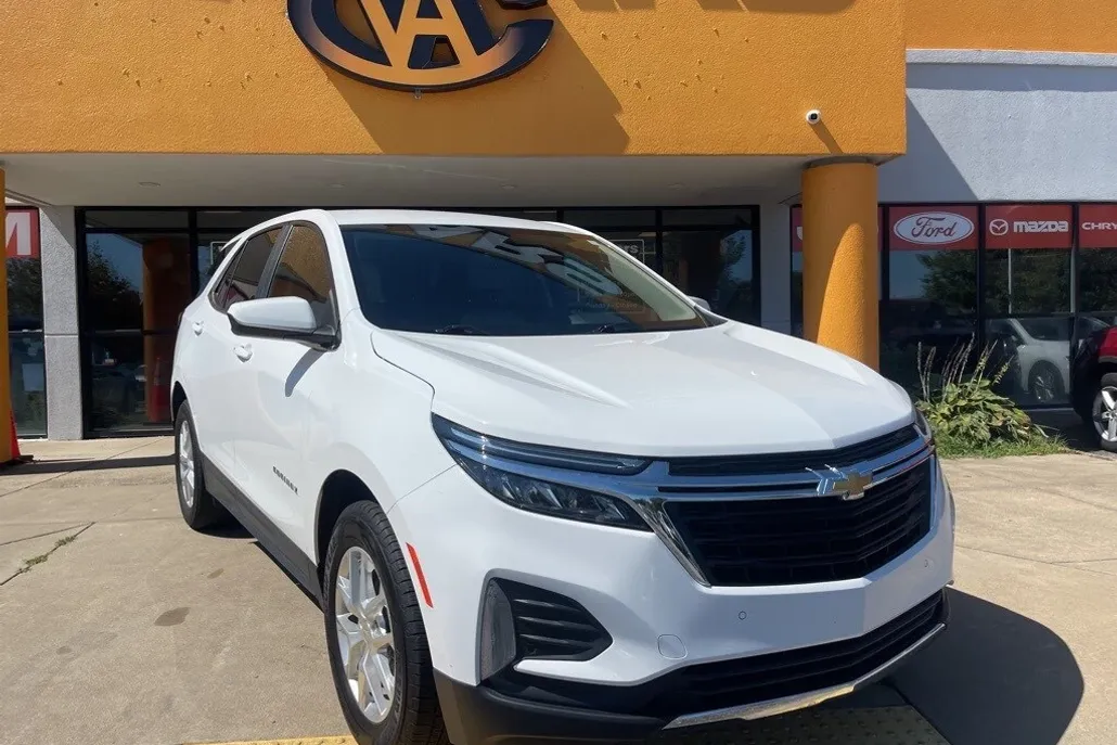 2023 Chevrolet Equinox LT photo 1