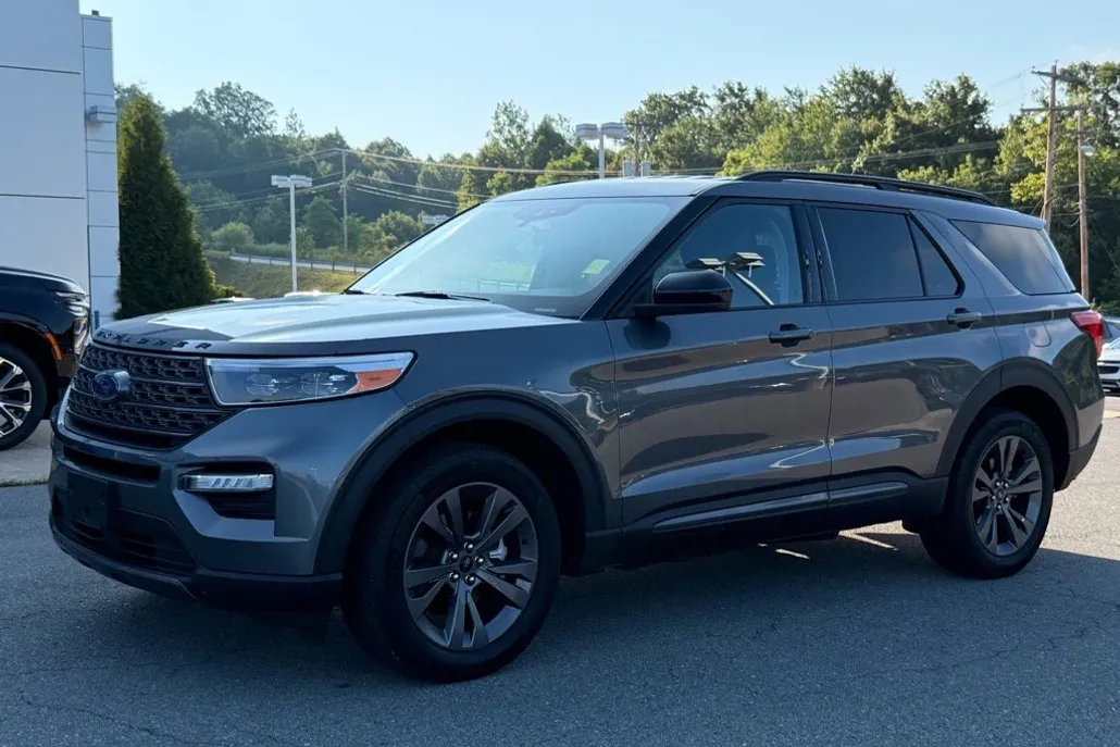 2024 Ford Explorer XLT photo 1