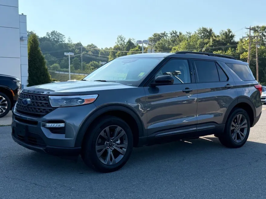 2024 Ford Explorer XLT photo 1