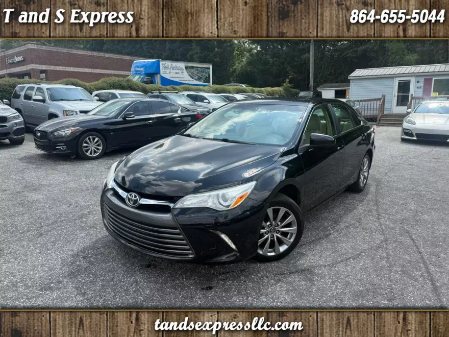 2017 Toyota Camry XLE photo 1